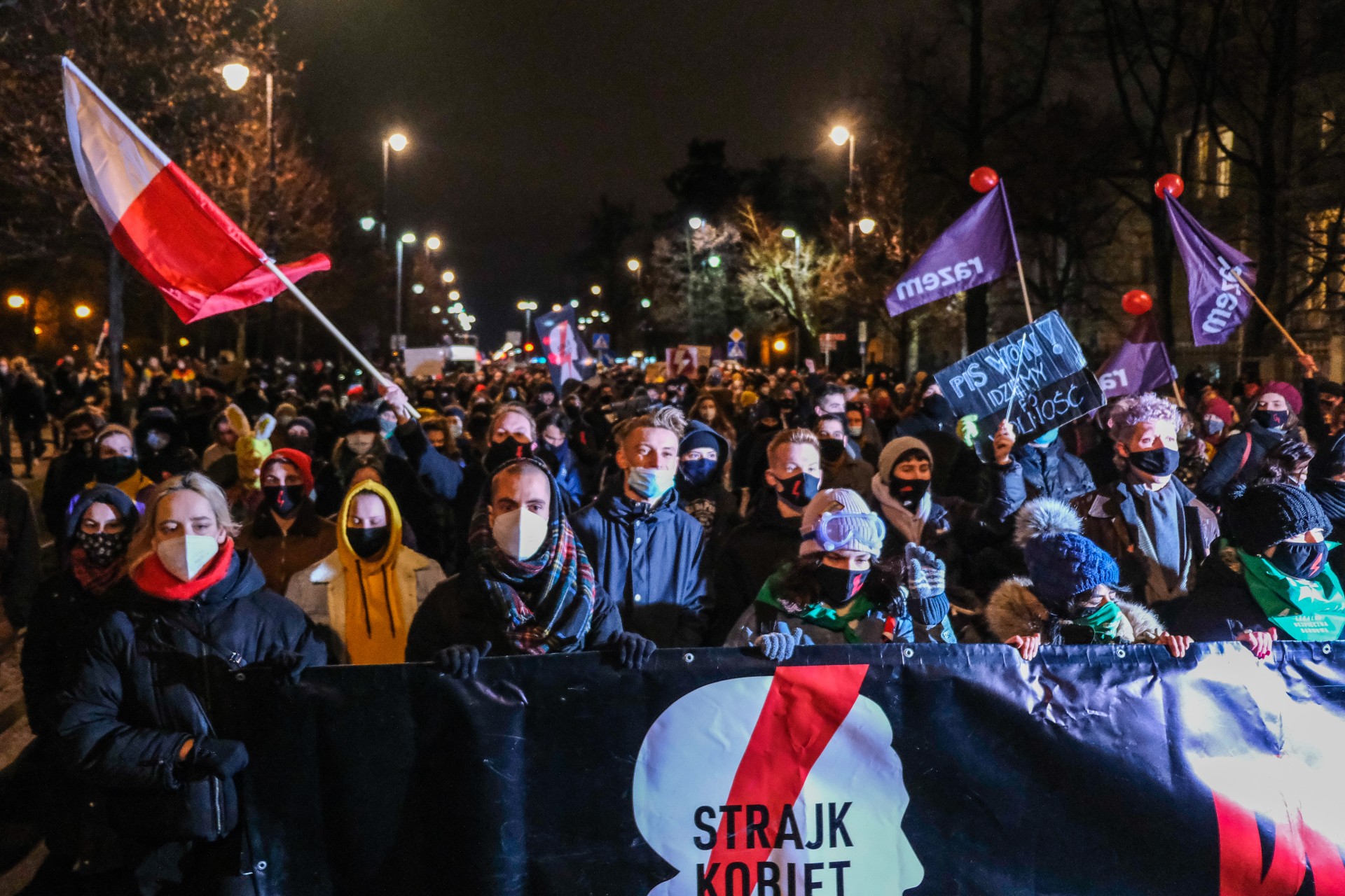 Wyroki w środku nocy i ciągłe tajemnice. Pisowskie państwo to kraj mafijnej omerty